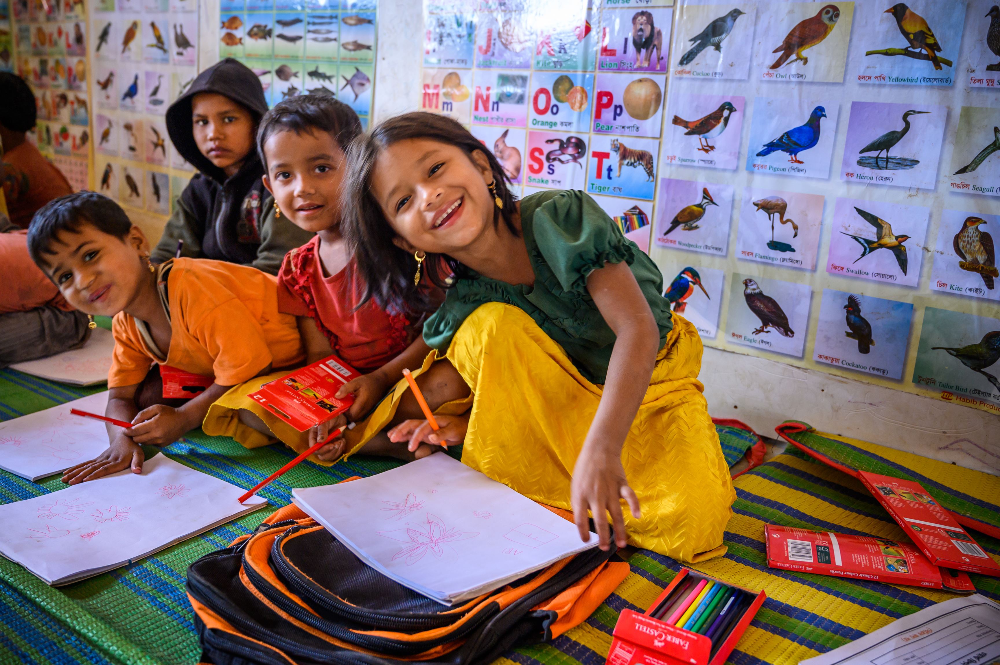Los niños de Bangladesh dibujan juntos en un espacio acogedor para los niños