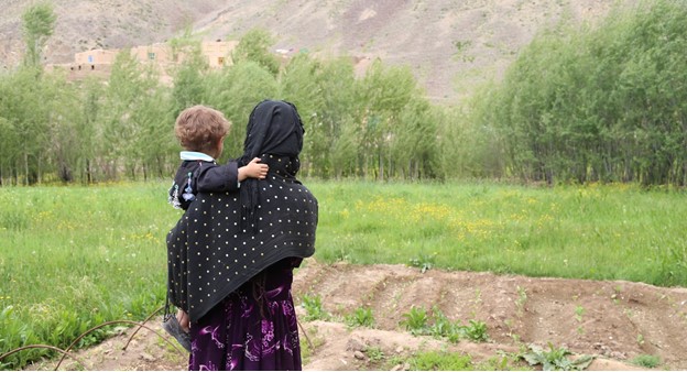 Una mujer con un niño en brazos en Afganistán