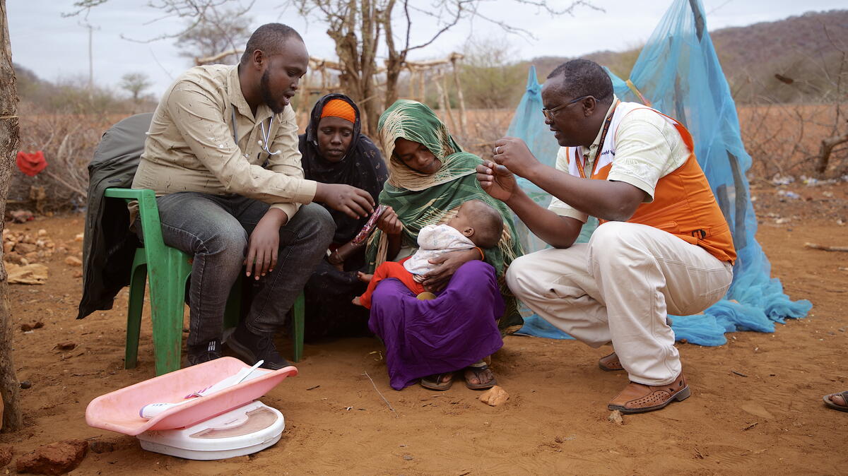 Personal de World Vision atendiendo a una familia.