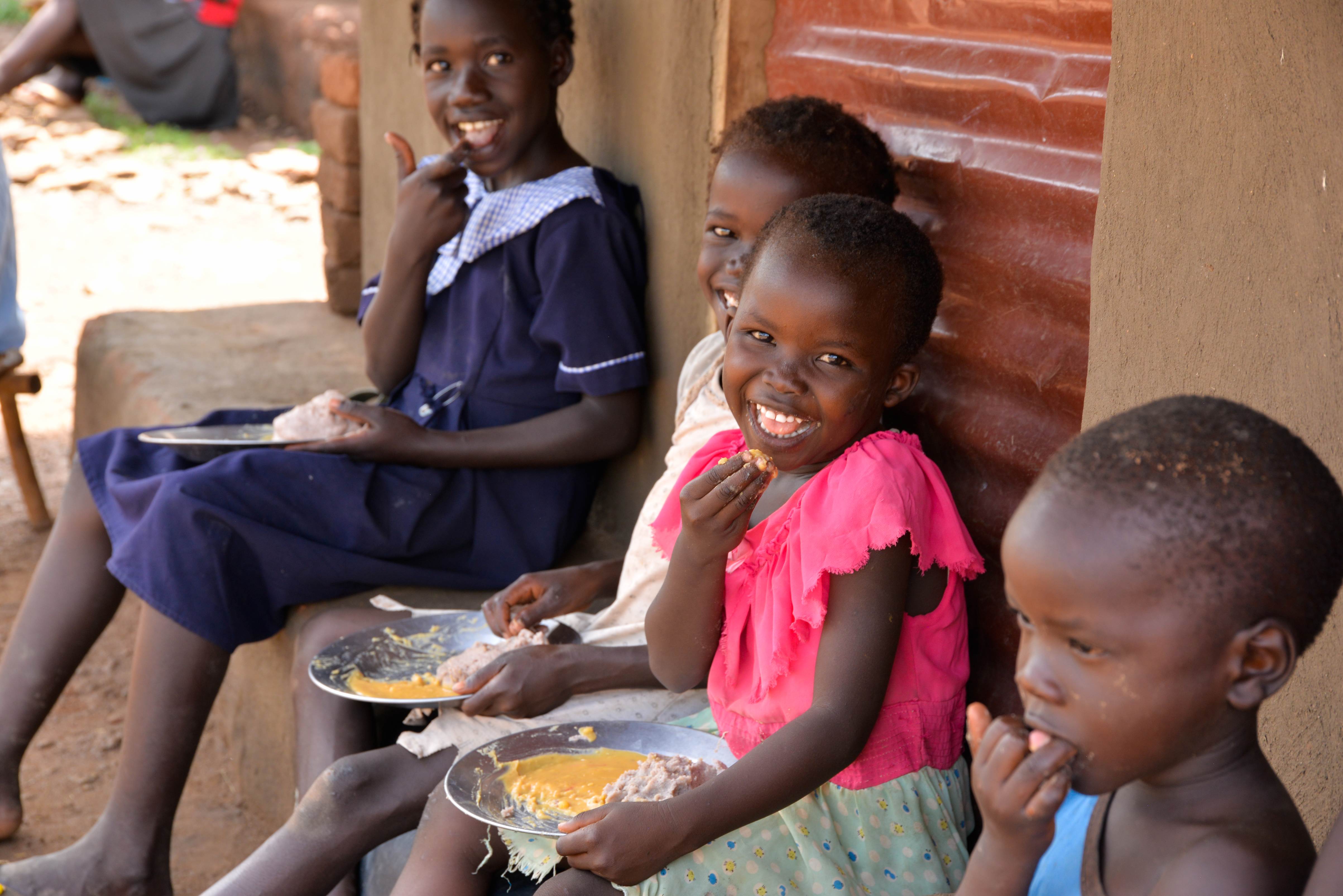Los niños de Uganda, disfrutan de la comida en sus propios platos para el almuerzo