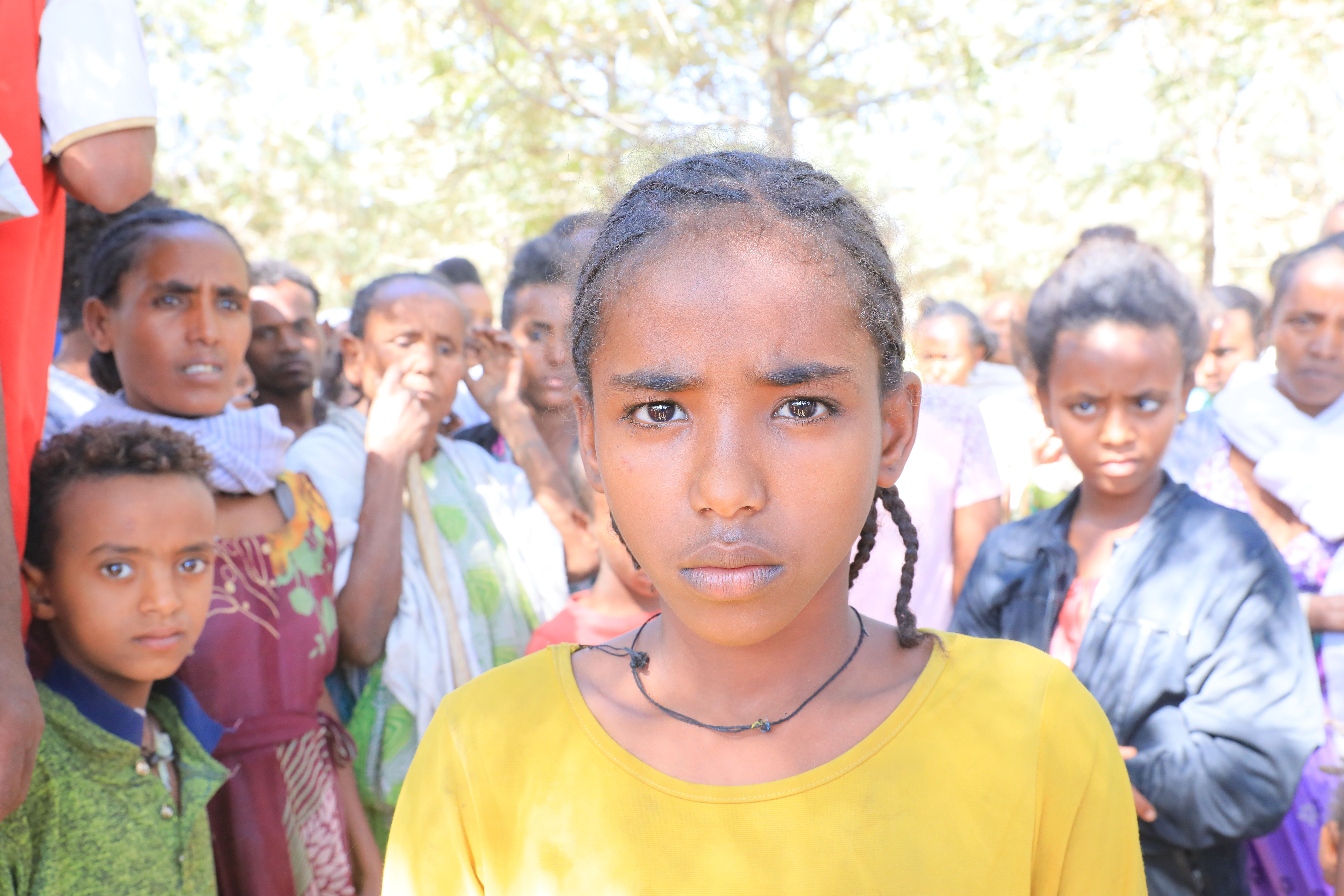 Un grupo de chicas de Etiopía mirando a la cámara