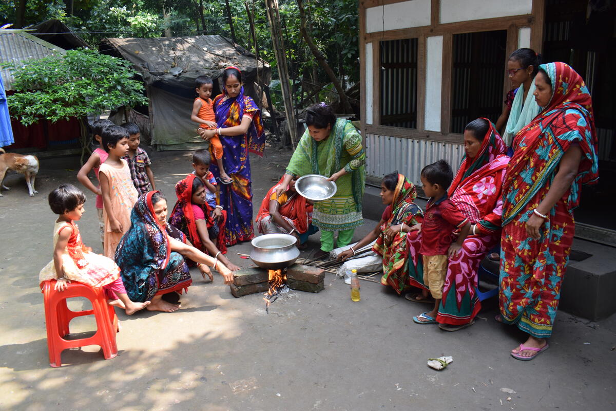 Lipi, el facilitador de PD Hearth enseñando a las madres a cocinar una dieta equilibrada en Bangladesh.