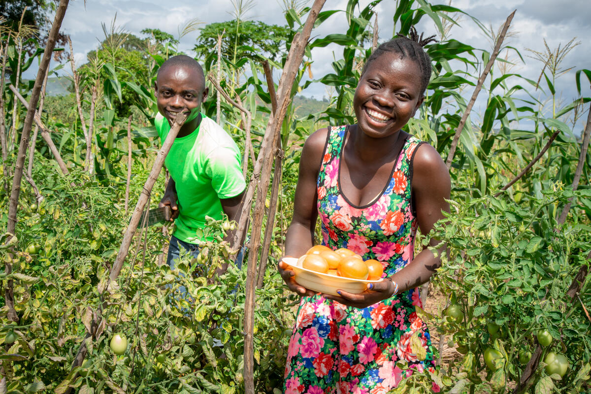 Rehema y Tuva en el campo de tomates en Kenia