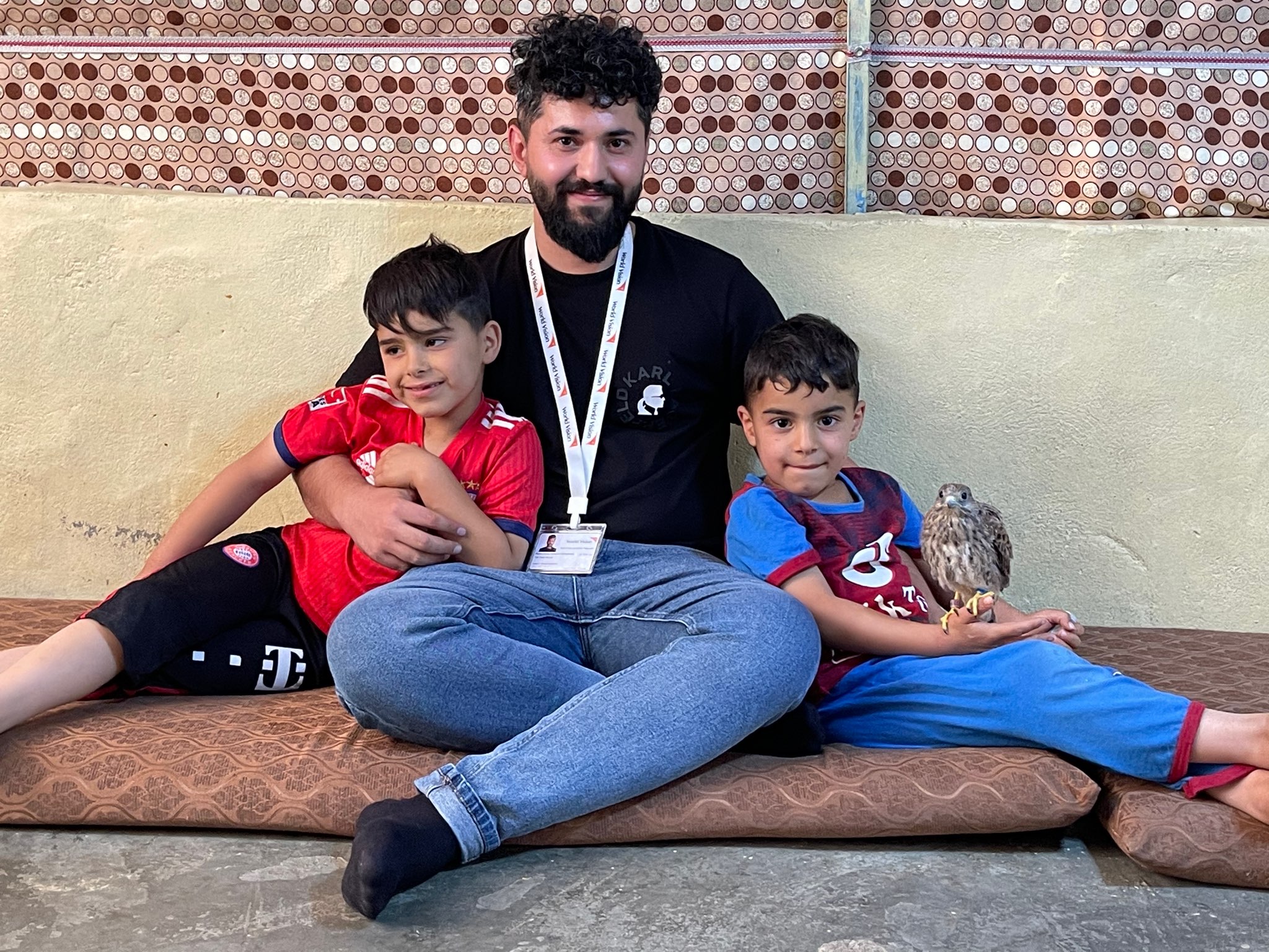 Falah, de 18 años, de Irak, con sus dos hermanos. La familia huyó de su casa debido al conflicto con el ISIL