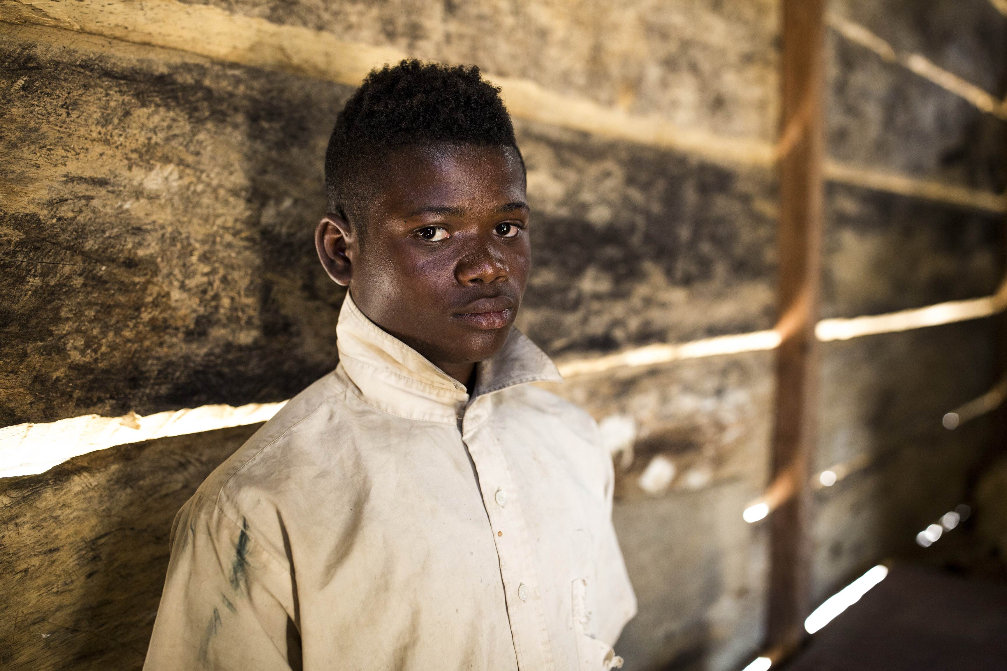 Jonas, de República Democrática del Congo mira a la cámara de forma seria
