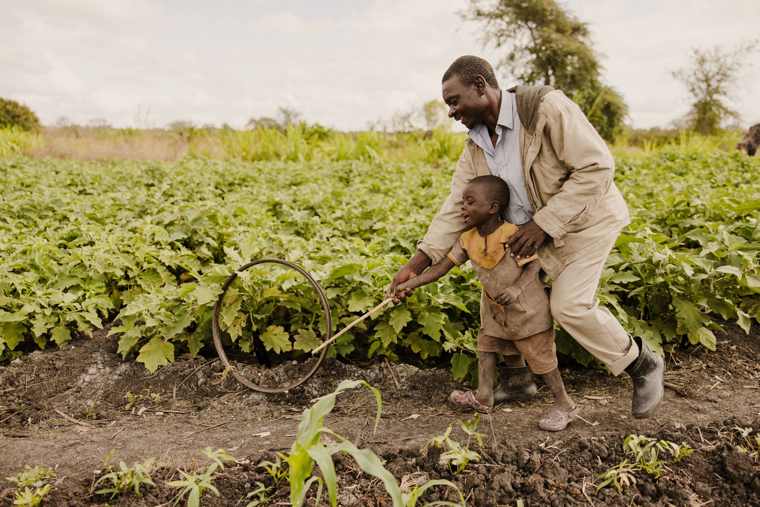 Un padre de Matope (Malawi) juega con su hijo pequeño.