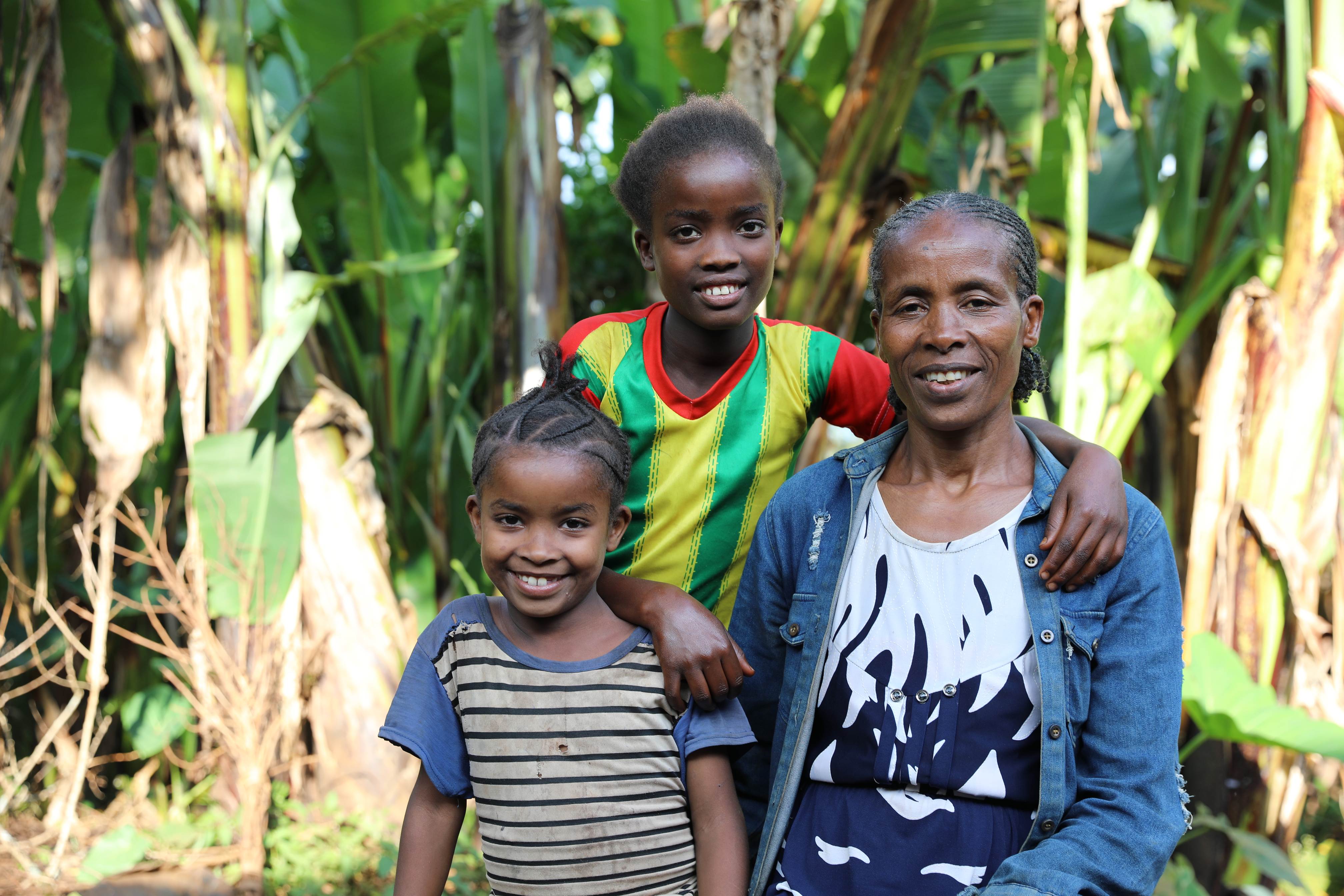 Una madre etíope y sus dos hijas sonríen a la cámara