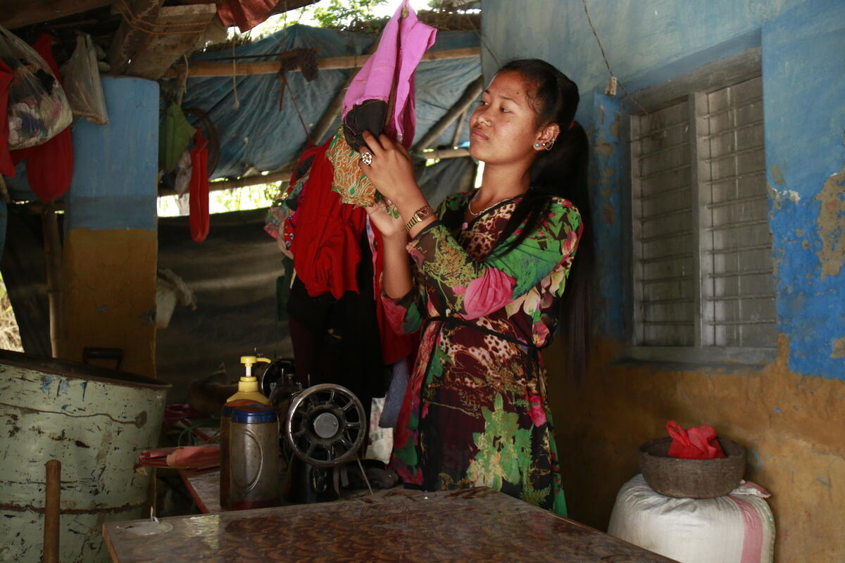 Un niña apadrinada en Nepal, con problemas de habla desde su nacimiento, avanza hacia la independencia económica.