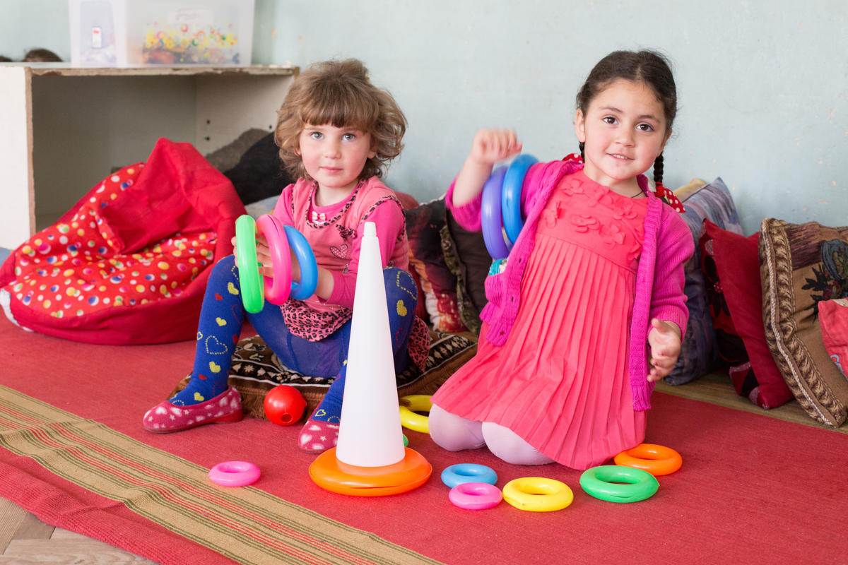 Dos niños en una guardería de Georgia que incluye a los niños con discapacidad