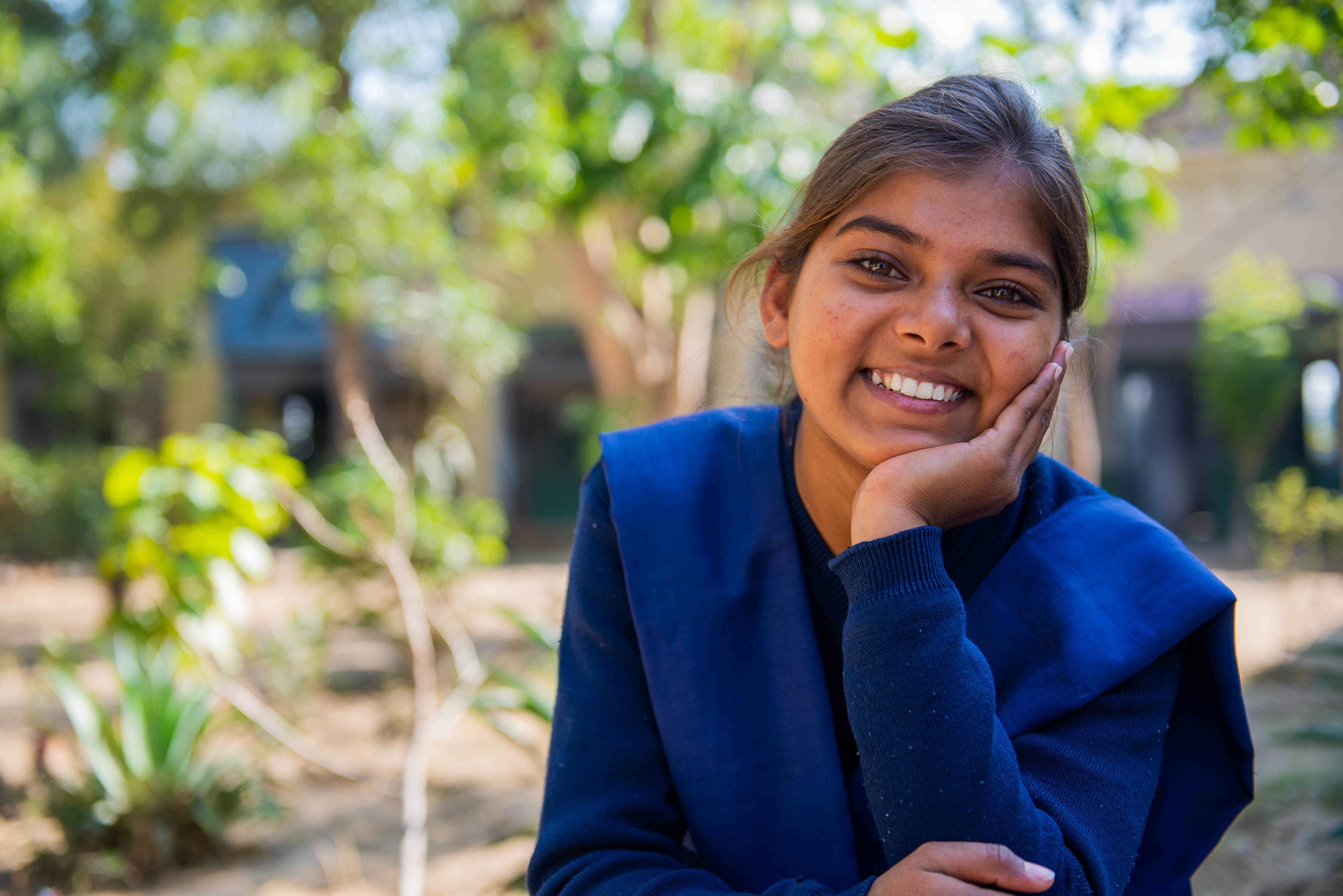 Harpal, niña apadrina de la India, vestida con su uniforme escolar