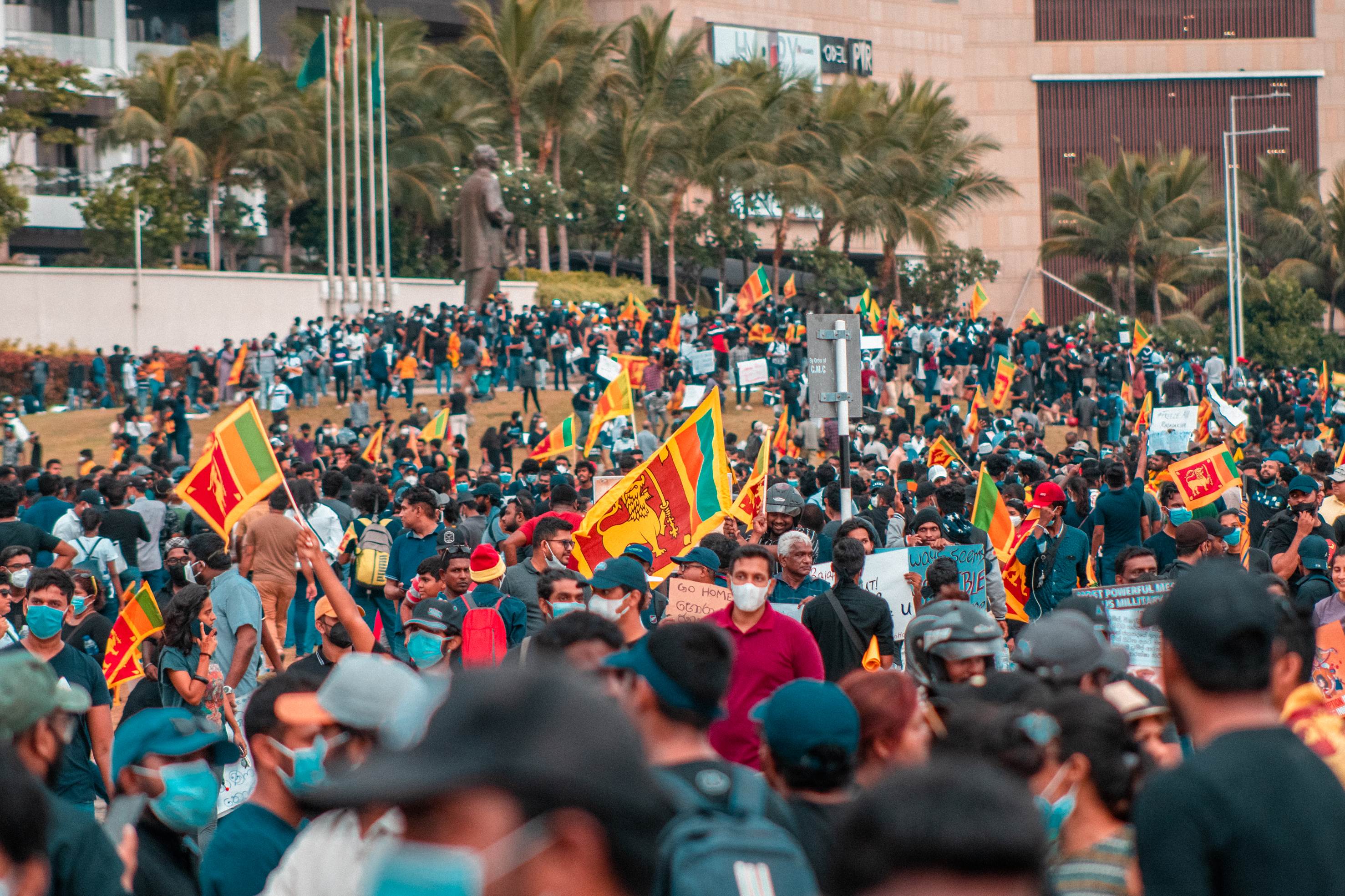 Una gran multitud de manifestantes en Sri Lanka protestando contra el actual presidente.