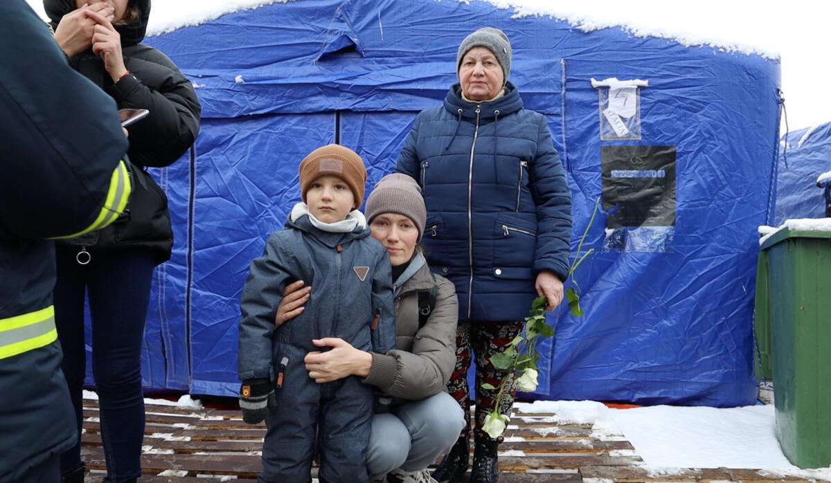 Julia, abraza a su hijo de 3 años, Nicom, en un campo de refugiados en Rumanía tras huir de Ucrania.