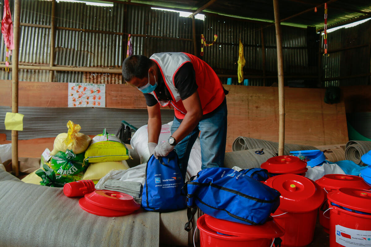 El personal de World Vision Nepal gestiona los suministros de alimentos y los paquetes de kits de higiene para distribuirlos a las personas necesitadas