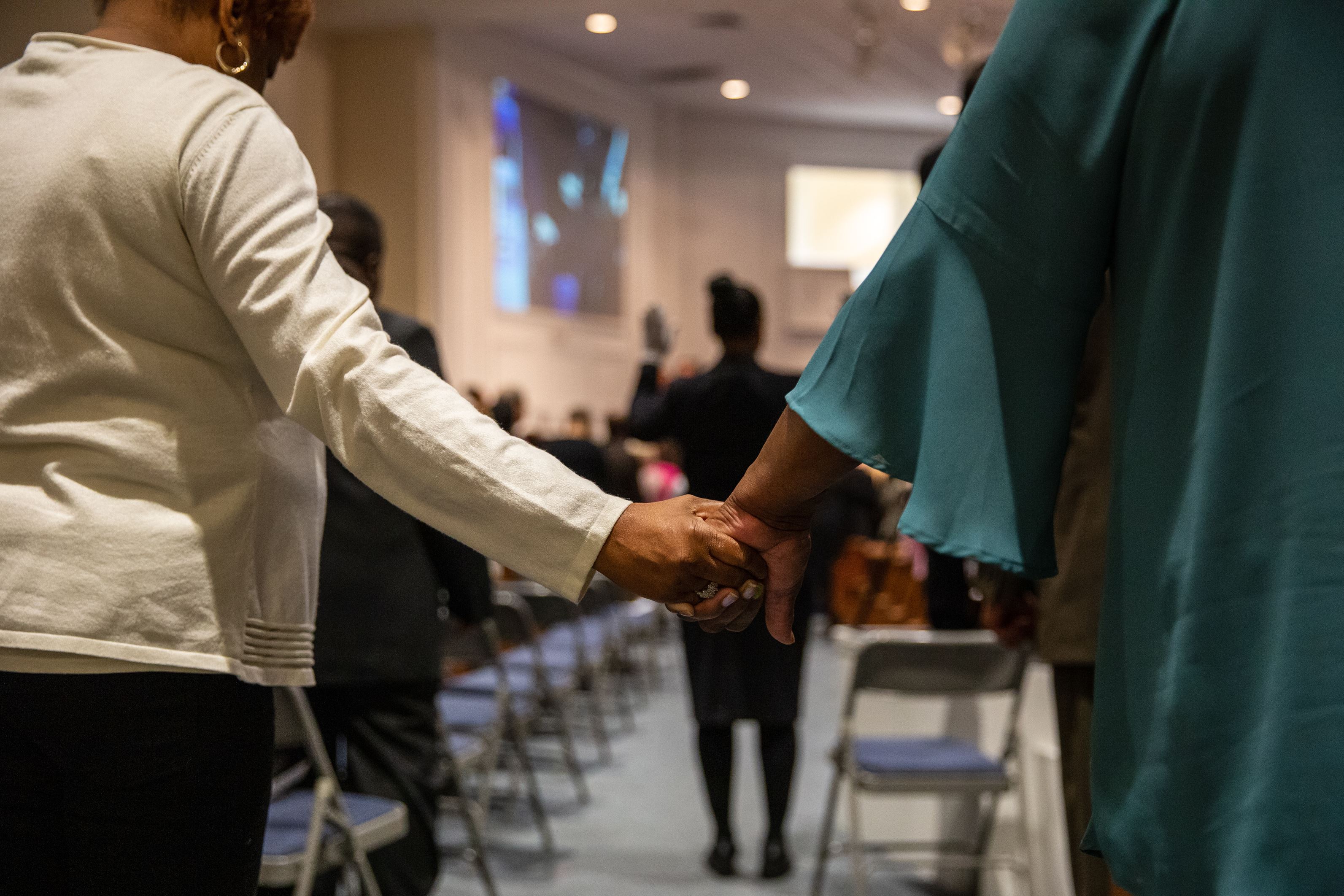 Dos personas se dan la mano en una iglesia en los Estados Unidos