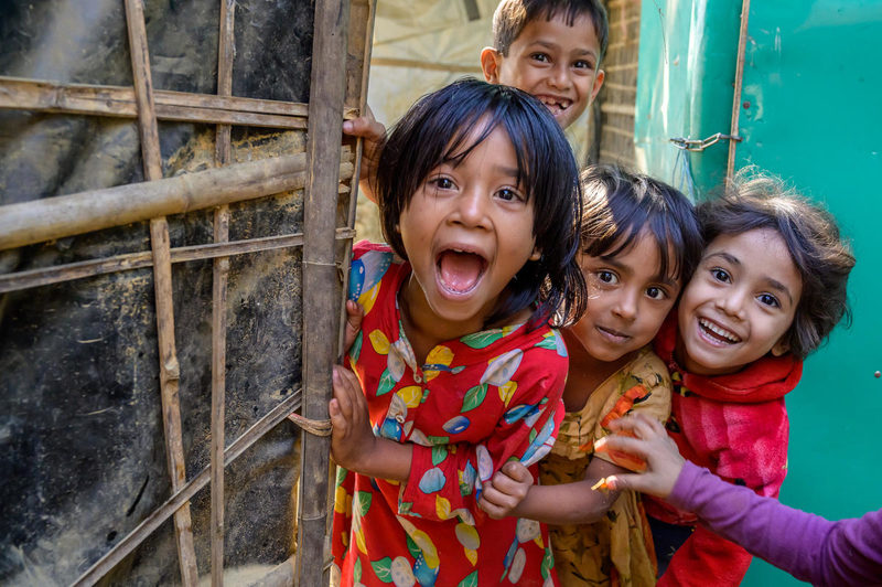 Niños rohingya(rohinyá) jugando en el campo de refugiados en Bangladesh. World Vision está ayudando a construir un entorno de protección y empoderamiento para los niños y niñas en los campos de refugiados (©2019 World Vision/fotografía de Jon Warren)