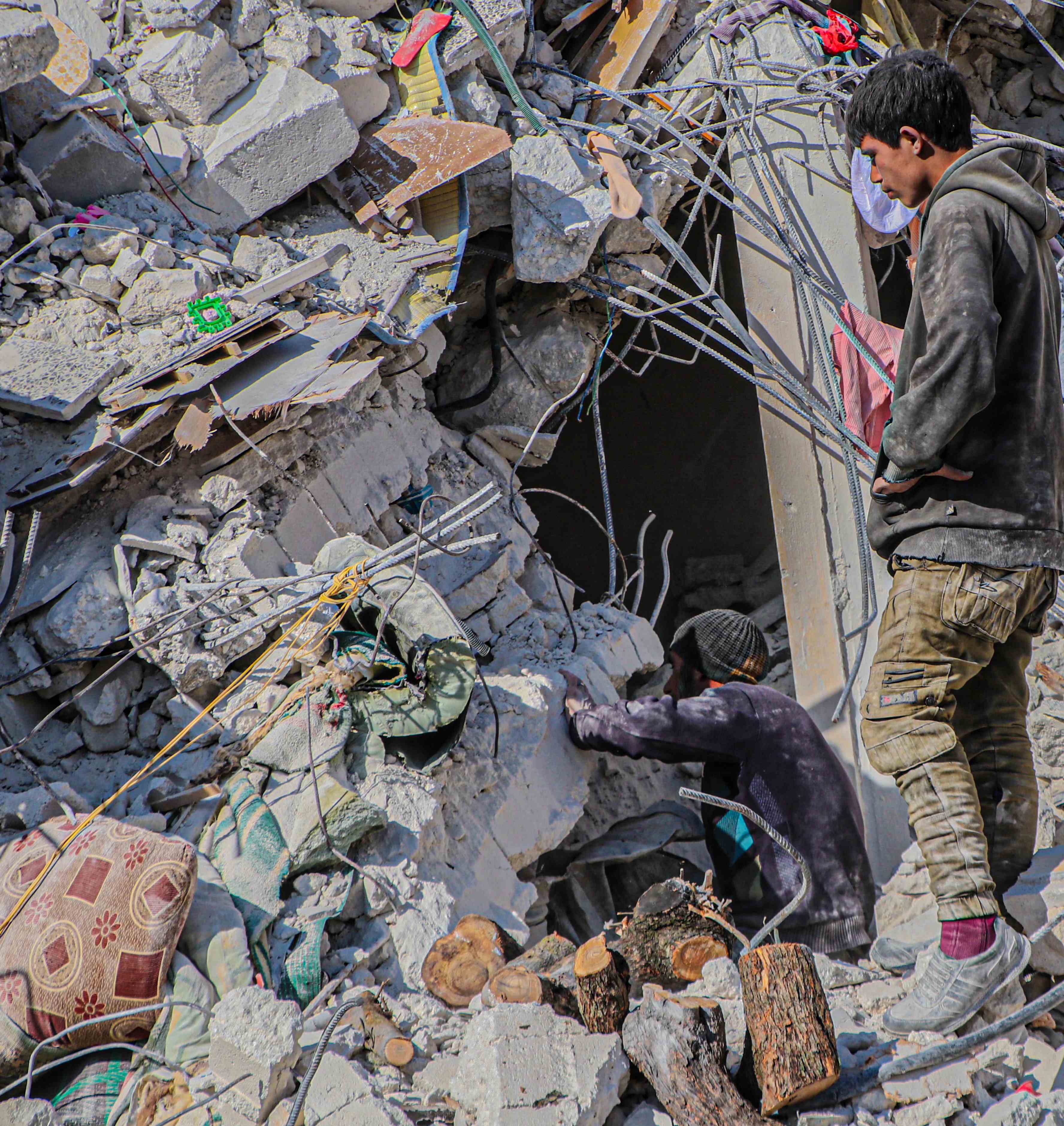 Niño sirio merodeando entre escombros