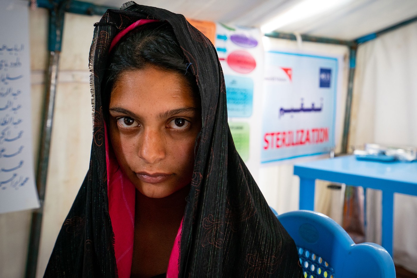 Niña afgana visitando el médico 