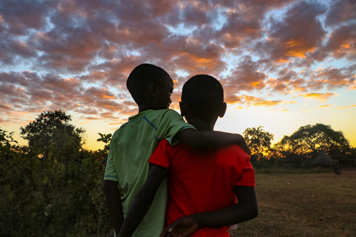 Los hermanos Billy (8) y Francis (12), de Zambia, viendo la puesta de sol.