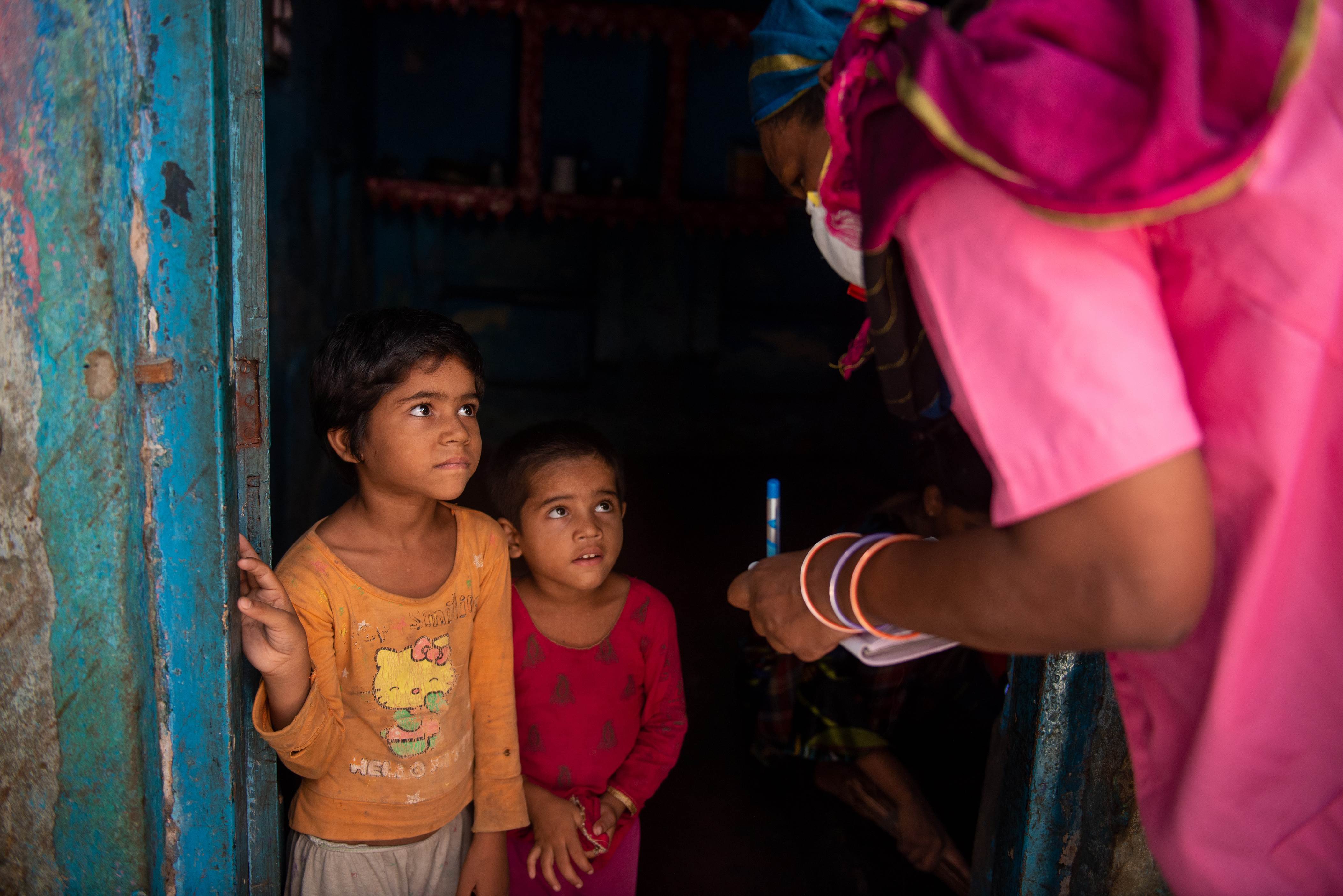 Niños atendidos por personas de World Vision India 