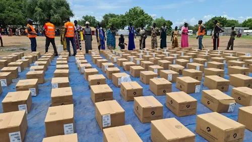 Personal y voluntarios de World Vision en la línea de trabajo en el campo de desplazados internos de Mangala, Sudán del Sur, distribuyendo el Vitameal.