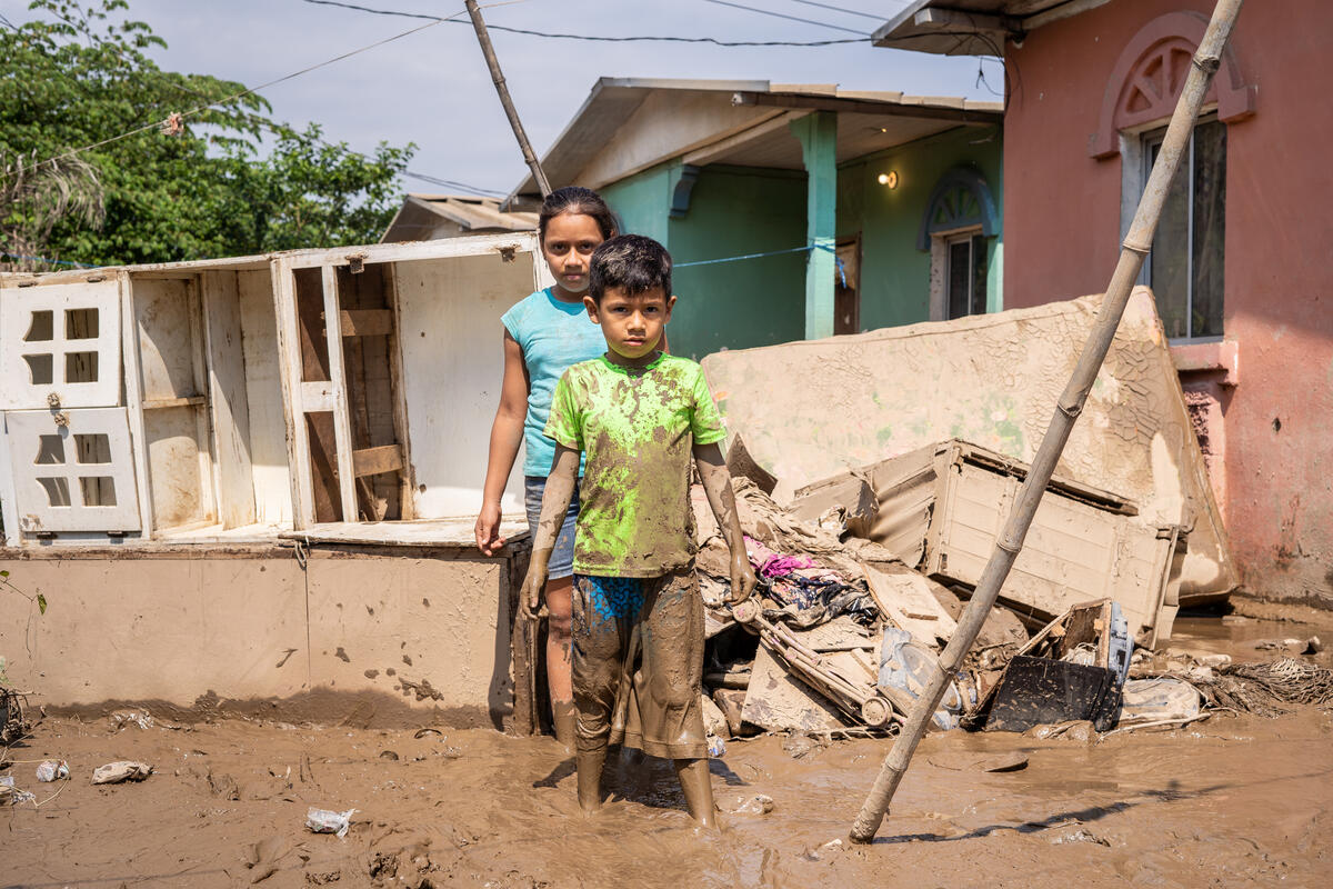 Los niños se paran en medio de los escombros después de que el huracán Eta dañara gravemente sus hogares, en Honduras