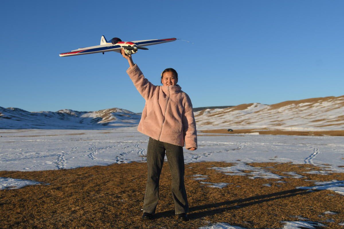 Mongolia_El niño apadrinado de 16 años de edad, Nomin, es medallista de plata del campeonato mundial Control Line Model Aircraft.
