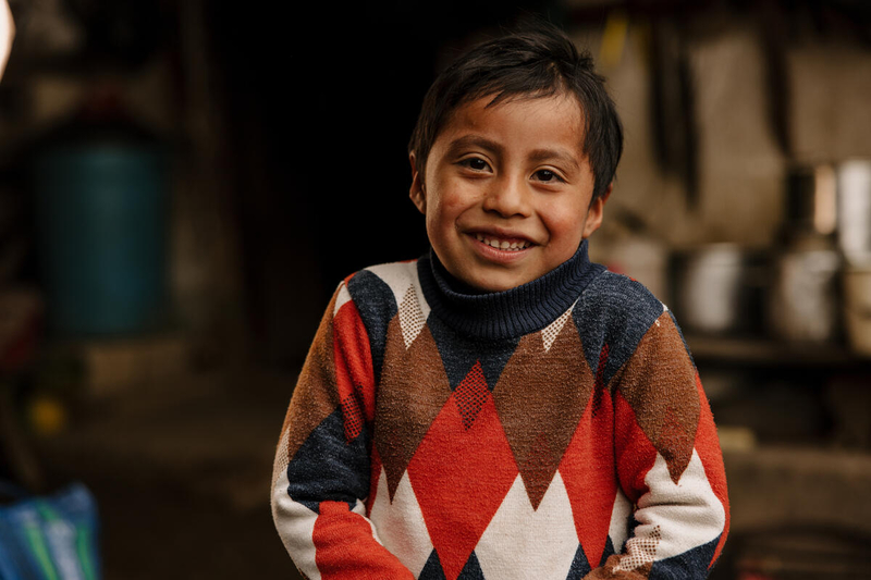 Niño de guatemala mostrando su jersey nuevo