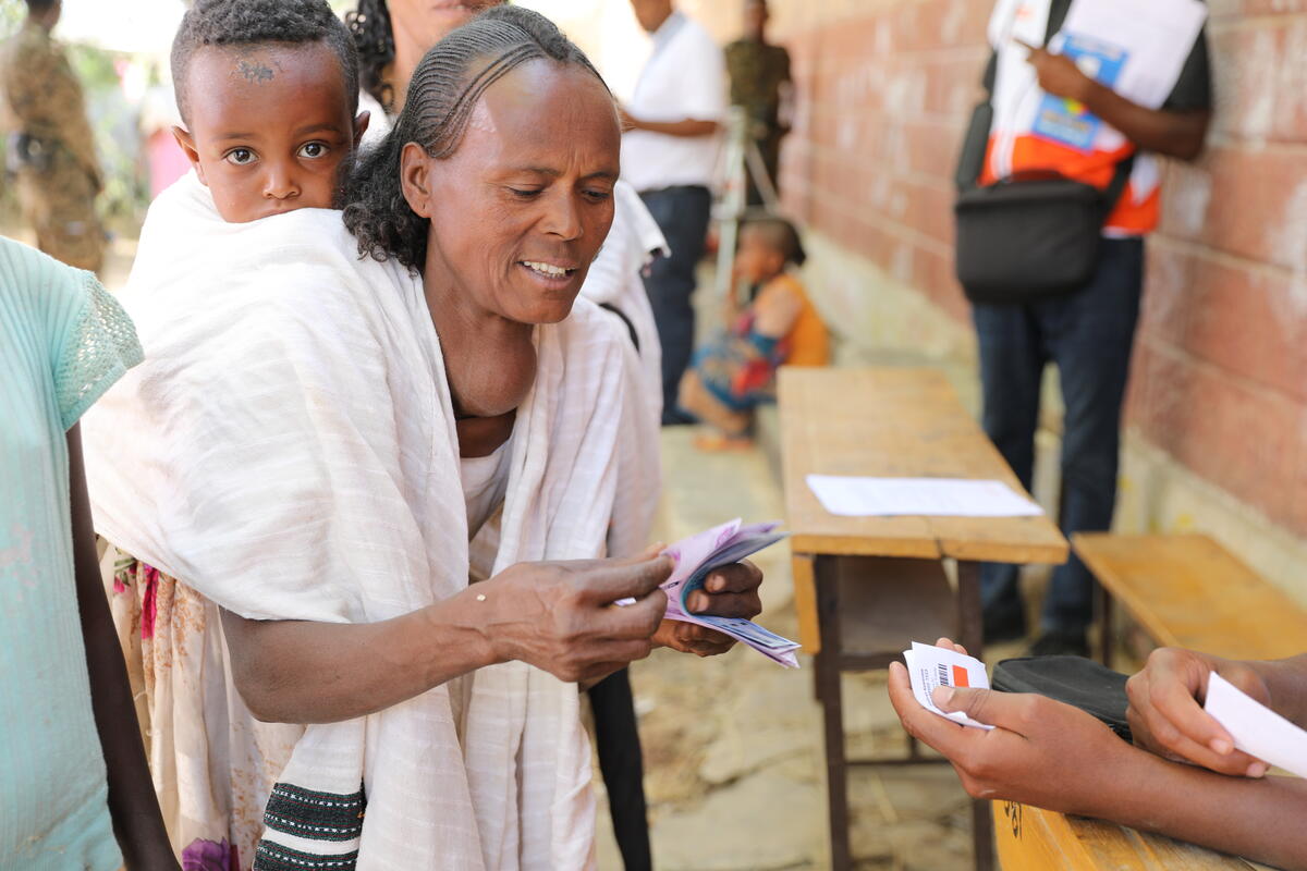 Una mujer y su hijo, afectados por la crisis de Tigray, reciben asistencia monetaria multipropósito de World Vision