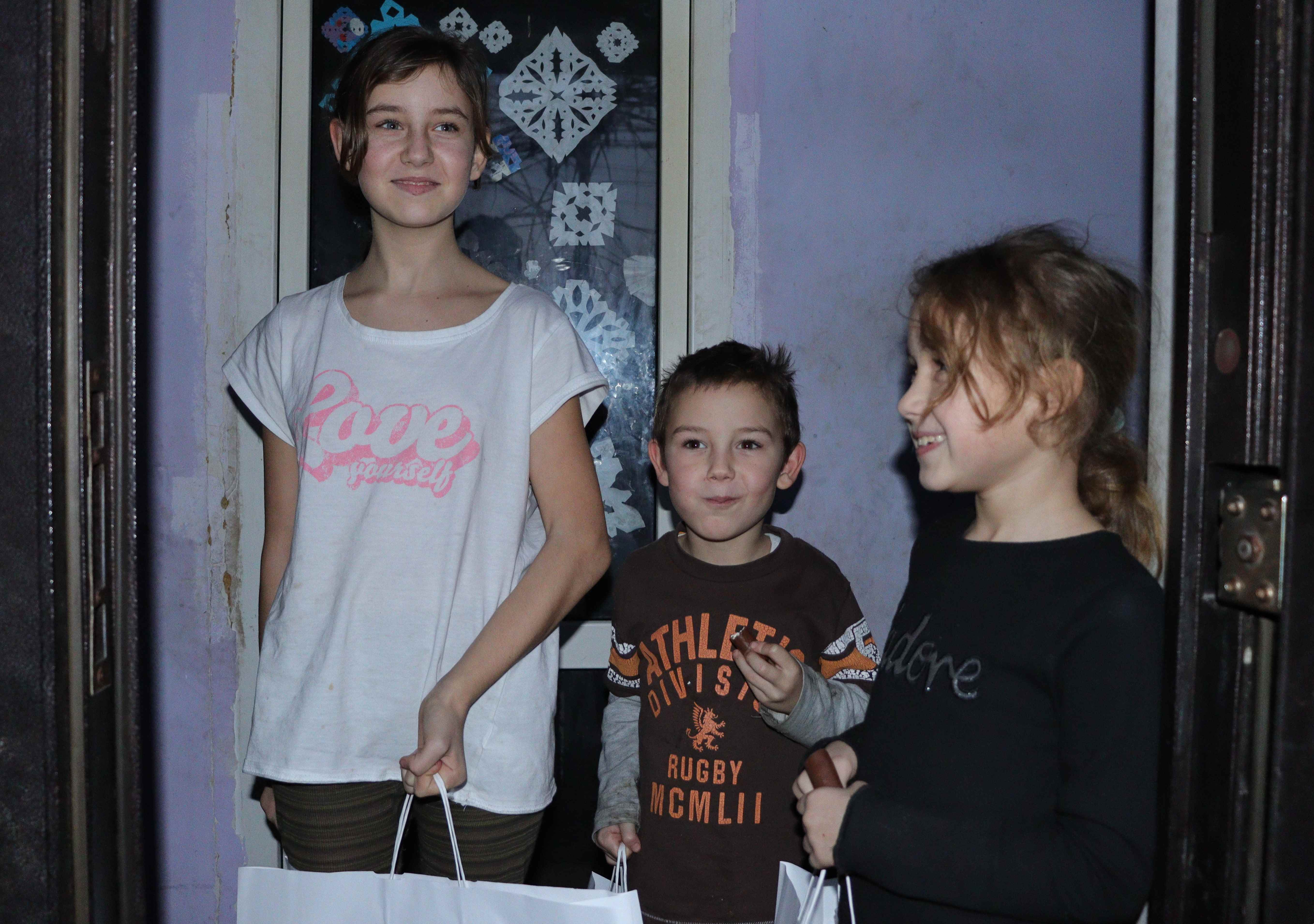 Masha, de 10 años (izquierda), Alexander, de 6, (centro), y Svetlana, de 8, (izquierda), están encantados con los regalos que recibieron durante las vacaciones de invierno.