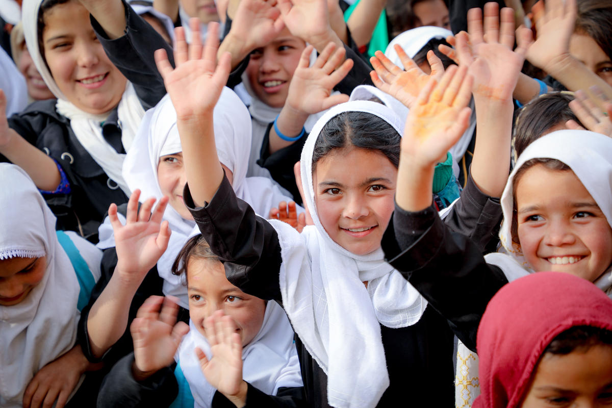 Los niños en Afganistán levantan la mano
