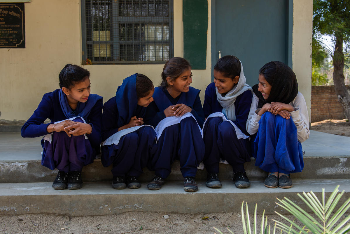 Harpal, una niña apadrinada de la India, junto con sus amigas, todas con sus uniformes escolares