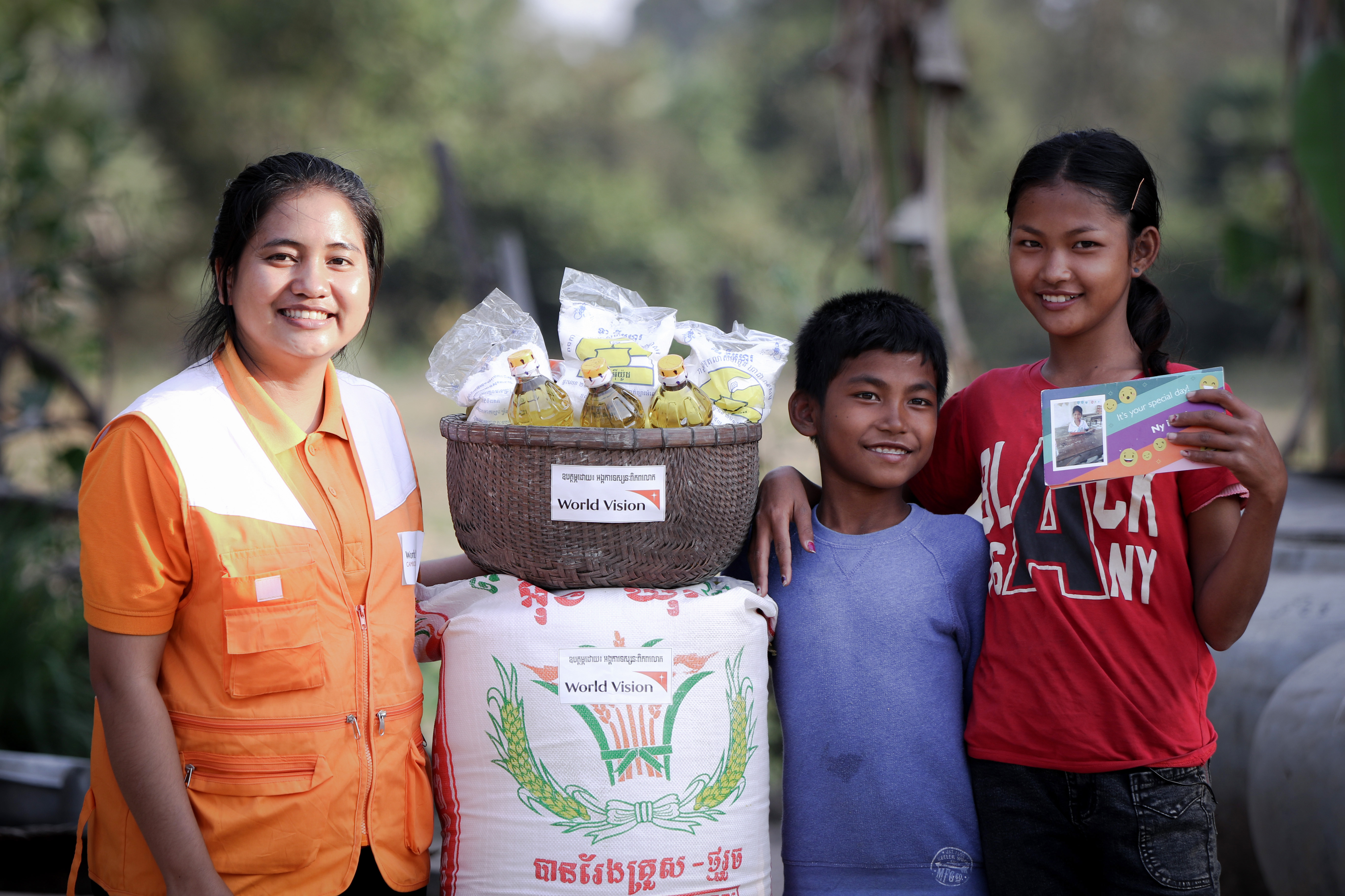 Ny, es una niña apadrinada de 13 años de Camboya, y su familia están felices de recibir apoyo alimentario de emergencia durante el cierre de la COVID-19