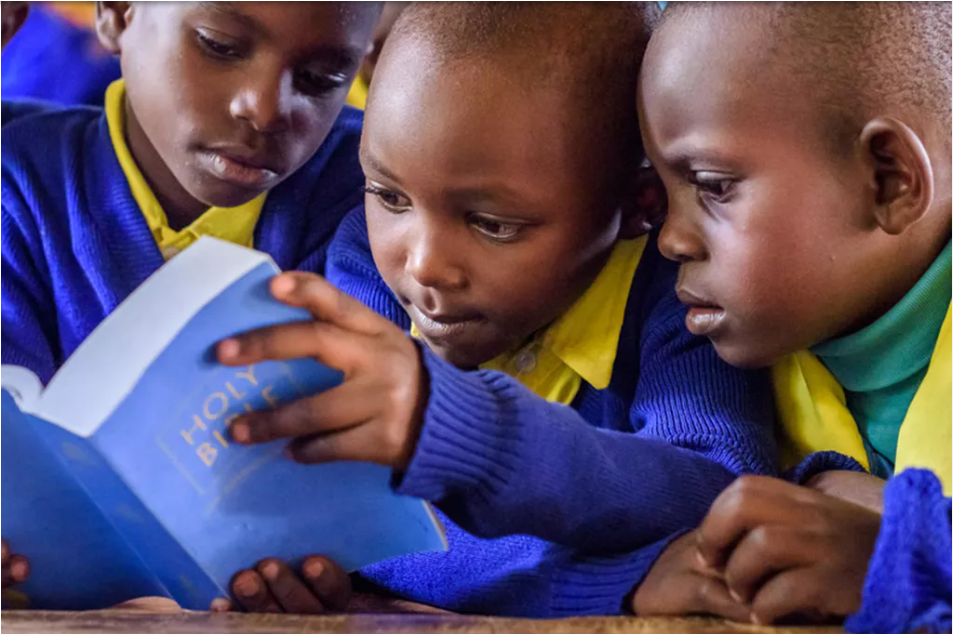 Niños leyendo la Biblia