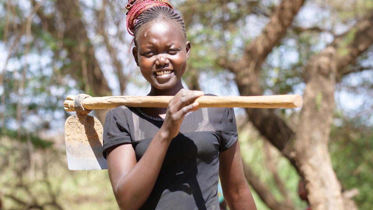Ruth en el campo de cultivo haciendo RNF en Kenia.