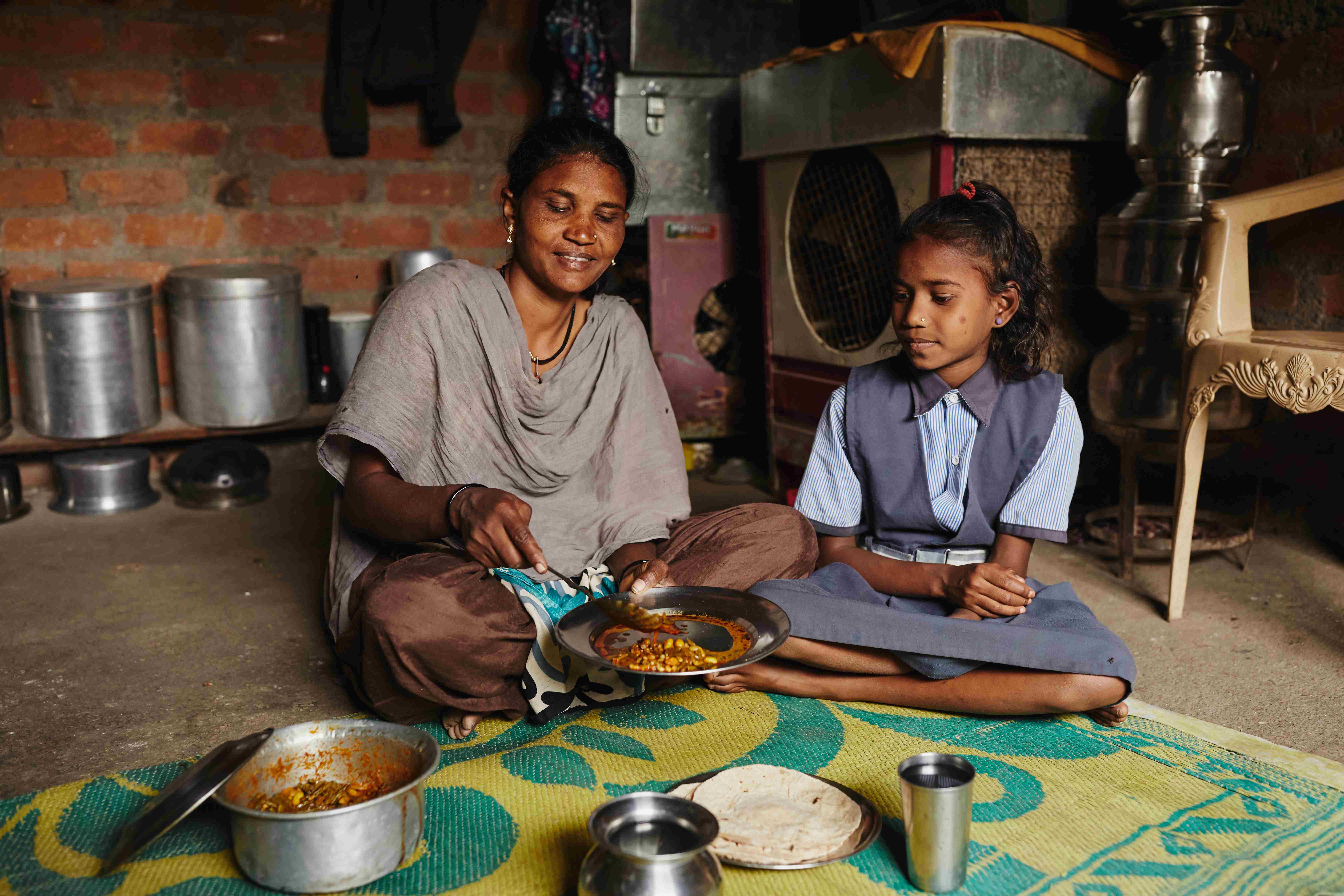 Nargis, disfruta de sus comidas junto con su madre