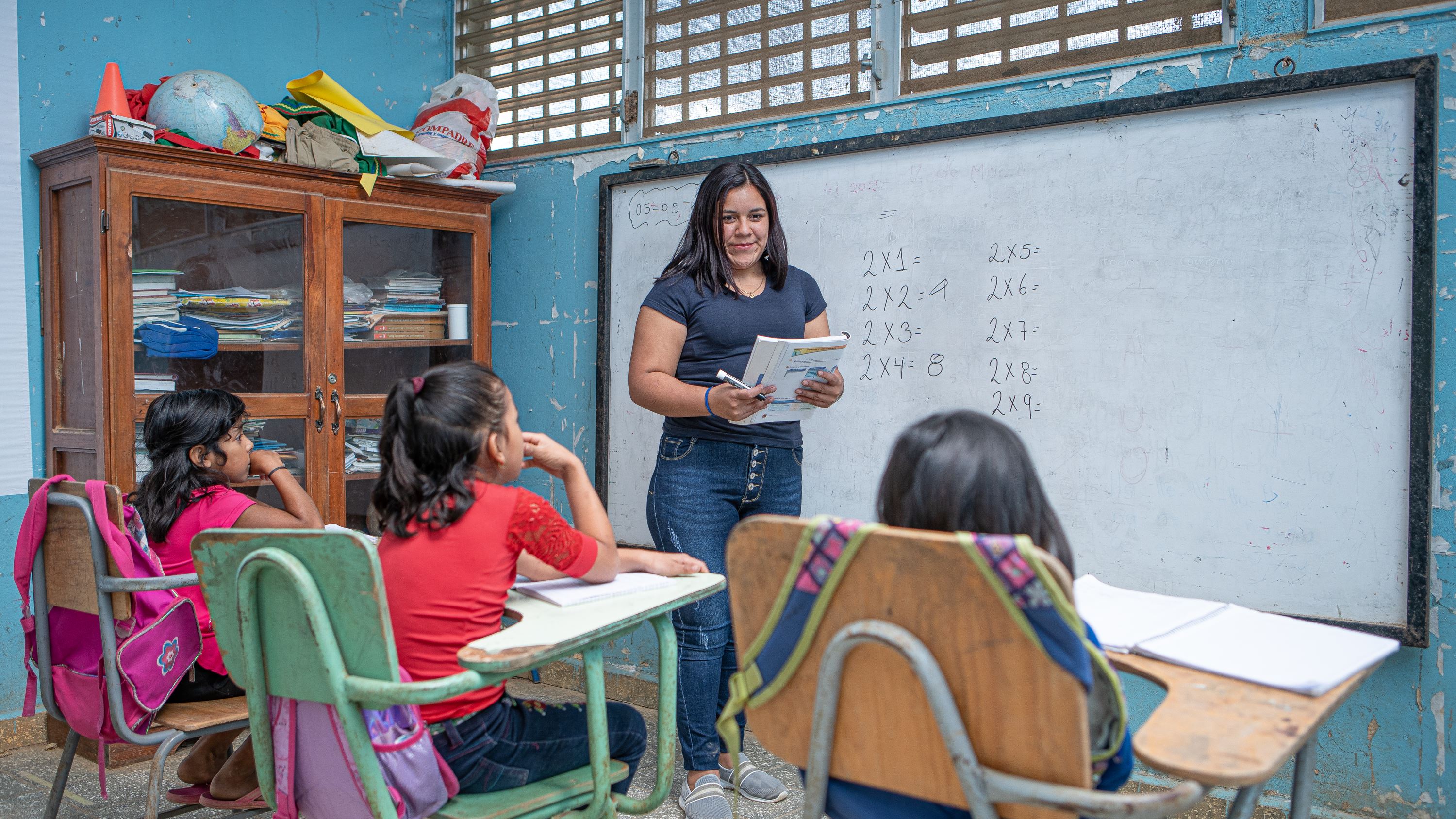 Maestra presentando a una clase de niños en Honduras
