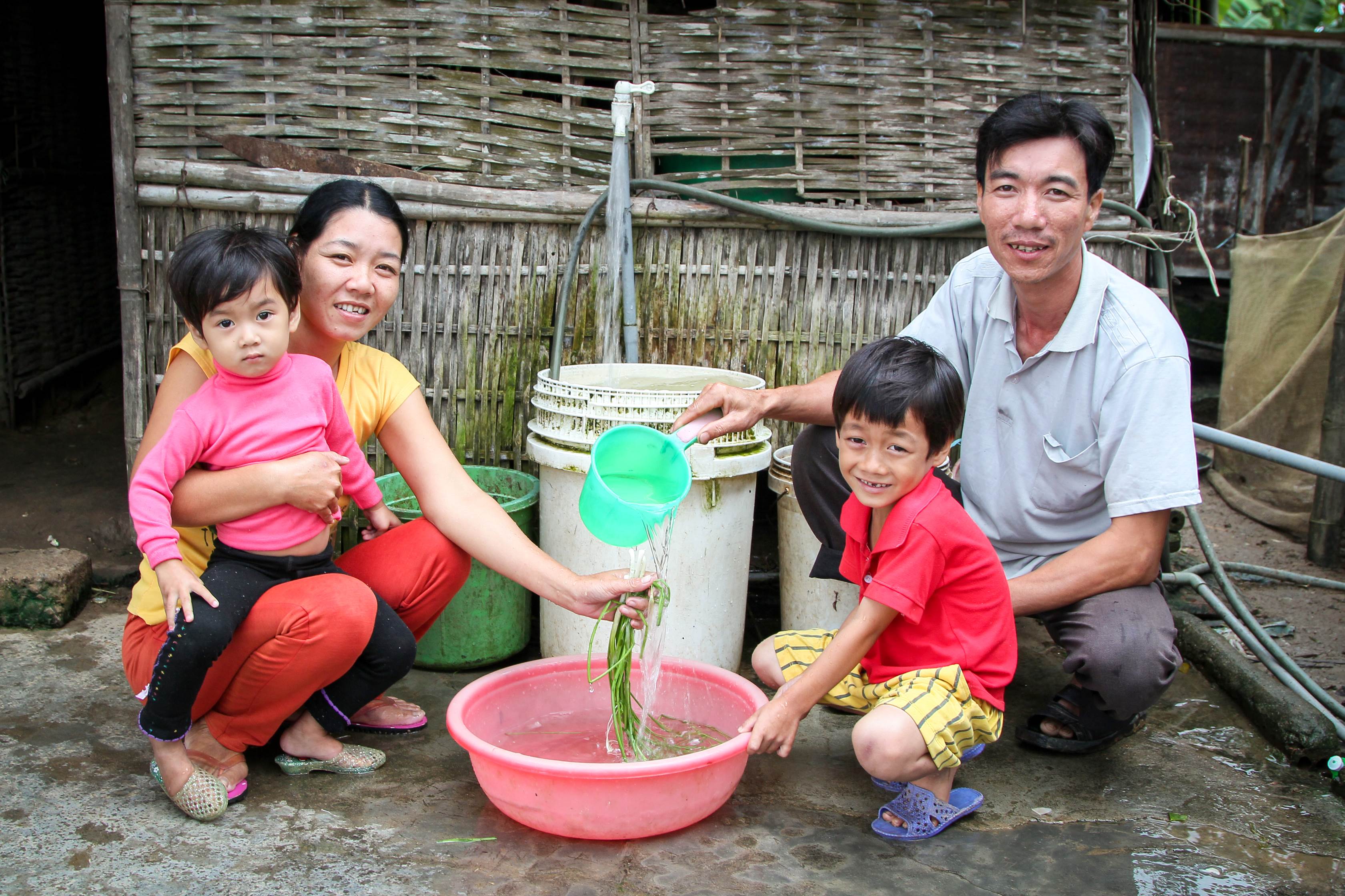 Una familia de cuatro miembros en Vietnam ahora tiene acceso a agua potable de un grifo