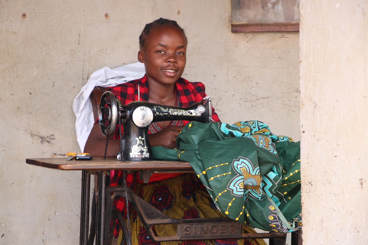 Mwila, una niña apadrinada de 19 años, ahora puede permitirse un futuro mejor gracias a sus habilidades de costura recién adquiridas