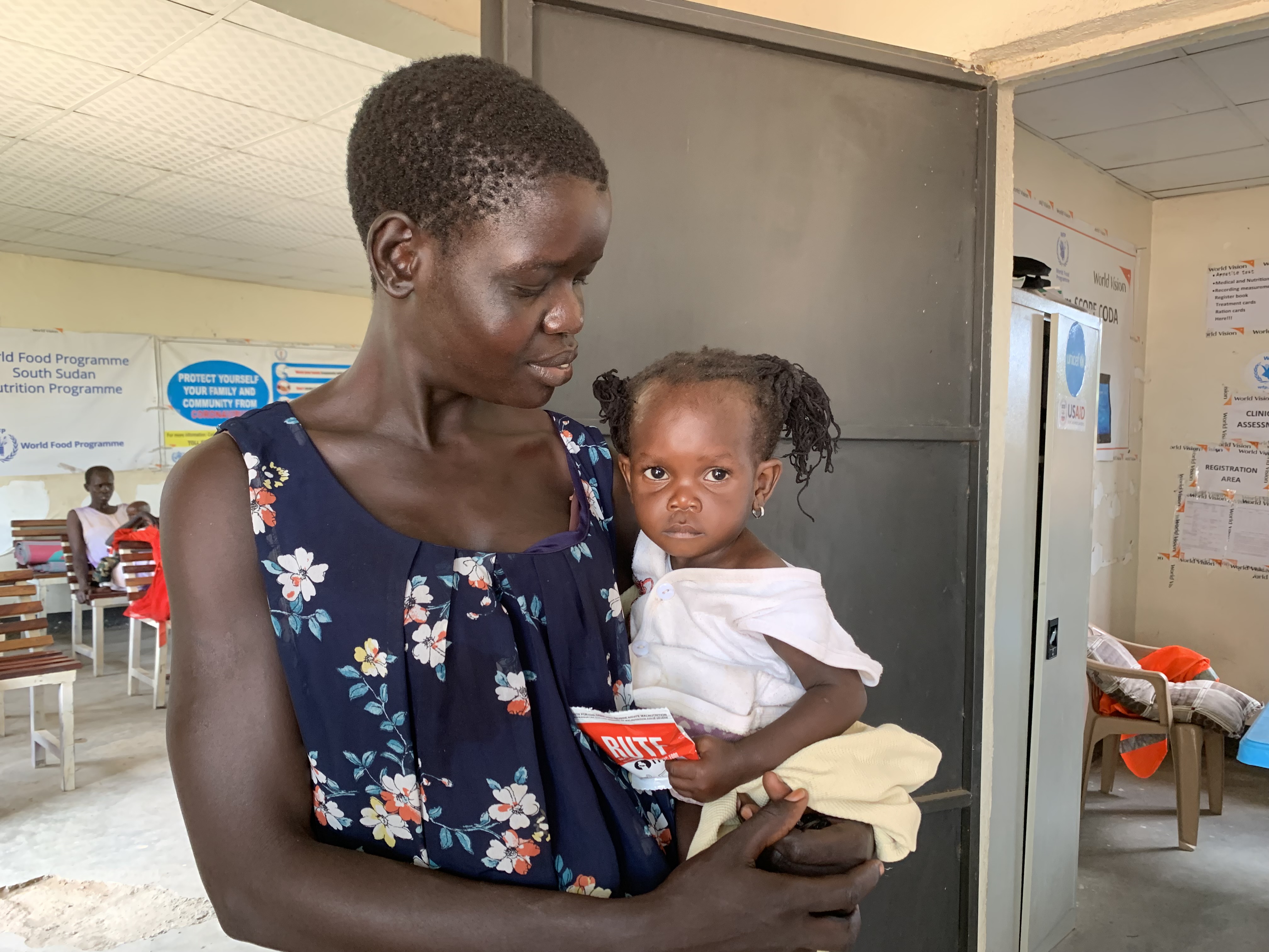 Una madre primeriza, Hellen, de Sudán del Sur, se sintió aliviada de que su hija se haya recuperado totalmente.