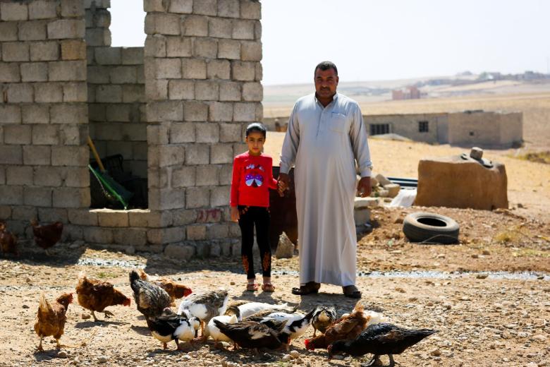 Sultan, de 41 años, de Ninewa (Irak), recibió pienso para pollos para ayudarle a restablecer sus medios de vida.
