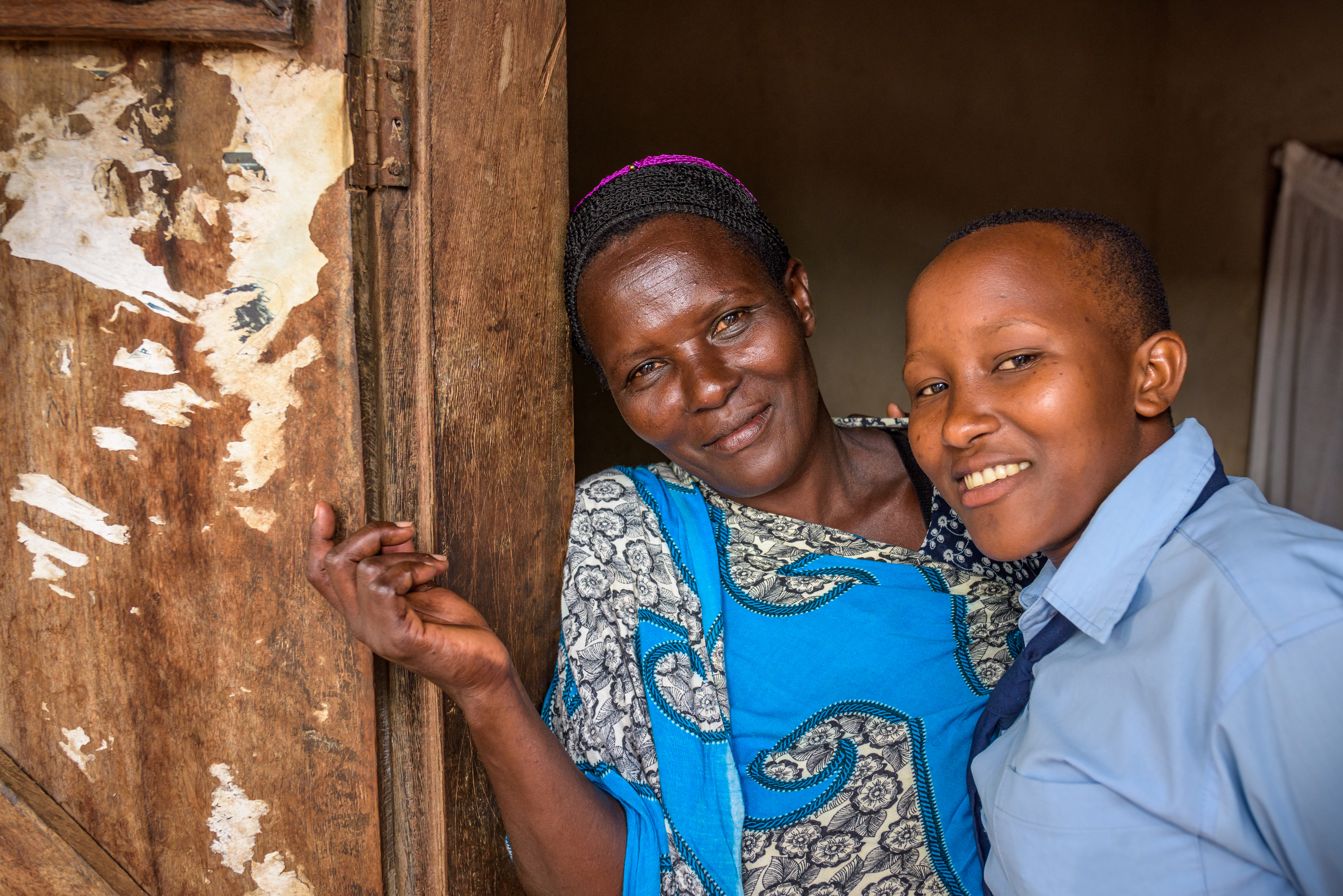 Janet de Uganda, de 16 años, junto con su madre