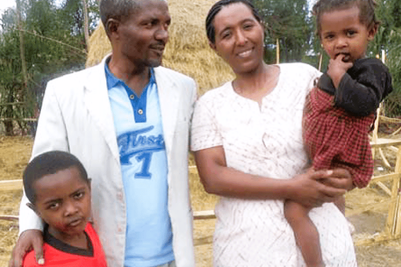 El pastor Ergete Mesfin de Shasheme de Etiopía, con su familia 
