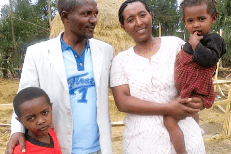 El pastor Ergete Mesfin de Shasheme de Etiopía, con su familia