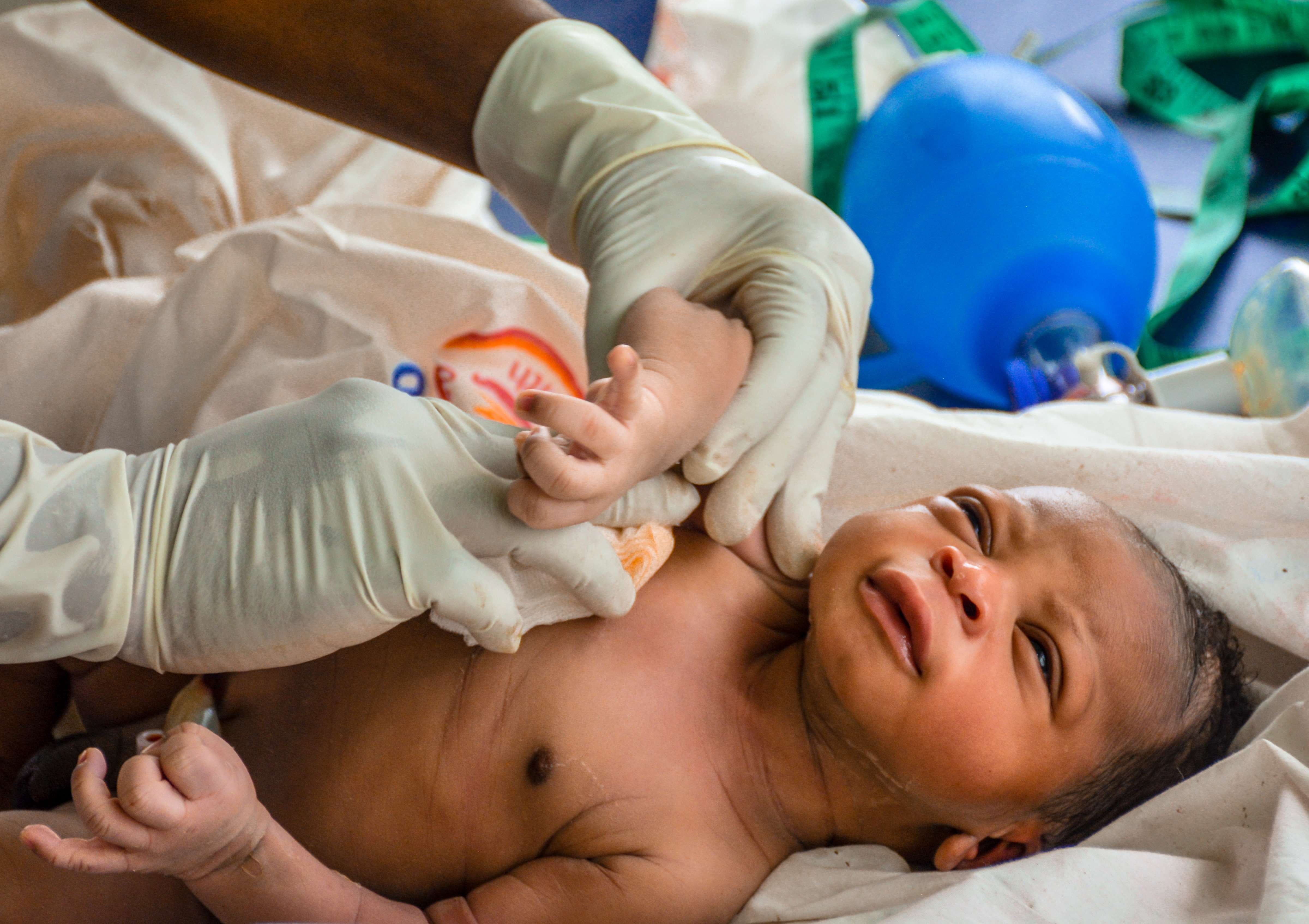 Un niño de Ghana en un centro de salud
