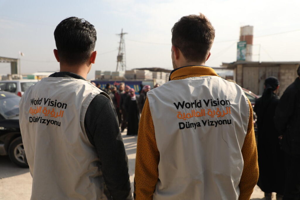 Fotos de World Vision proporcionando dinero en efectivo a las personas afectadas en Siria.